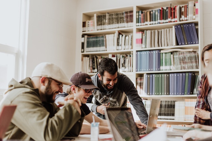 Fun at Work Day: Mehr als jeder zweite Deutsche liebt seine Arbeit