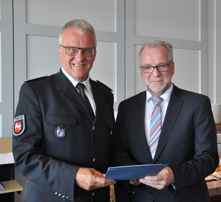 POL-OLD: +++ Verabschiedung beim Polizeikommissariat Brake +++ Erster Polizeihauptkommissar Klaus Lücke wechselt nach neun Jahren als Leiter des Polizeikommissariats in den Ruhestand +++