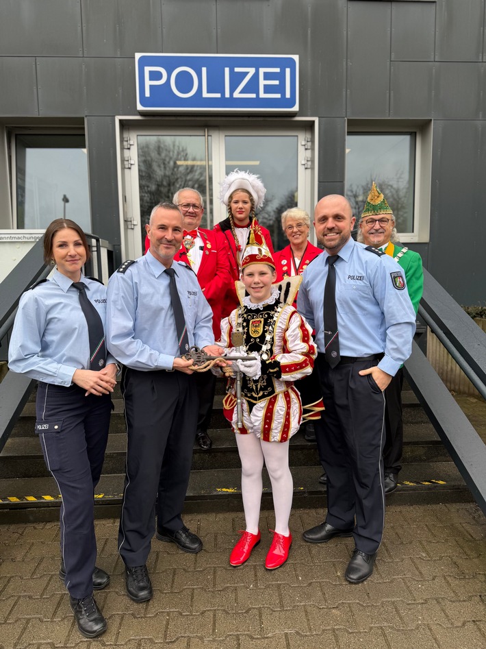 POL-DN: Wenn der Kinderprinz die Wache regiert - Tom II. zu Gast bei der Polizei Düren