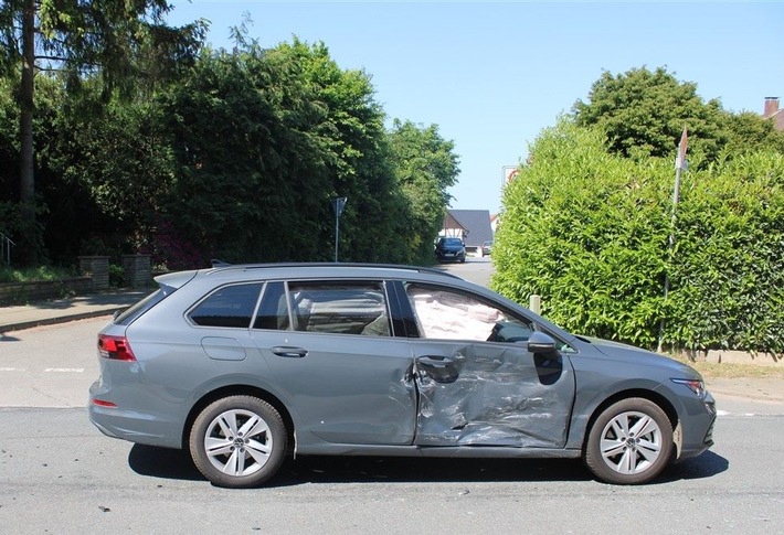 POL-MI: Autos kollidieren auf Kreuzung