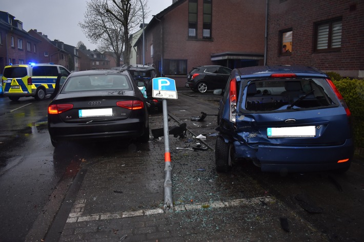 POL-MG: Betrunkener Autofahrer verliert die Kontrolle und beschädigt drei Fahrzeuge sowie zwei Verkehrszeichen