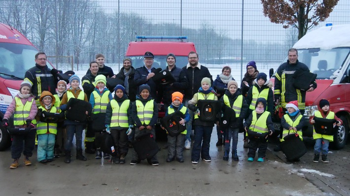 FW Celle: Celler Kinderfeuerwehr erhält Autositze vom Round Table 107 Celle!