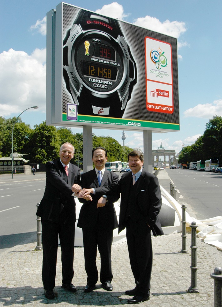 Senator Klaus Böger enthüllt riesige Countdown-Uhr: FIFA WM-Stadt Berlin und CASIO präsentieren die Countdown Clock zur FIFA Fussball-Weltmeisterschaft Deutschland 2006