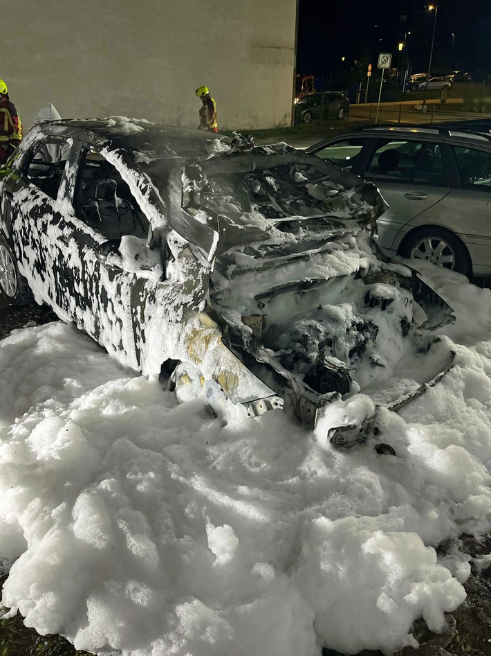 POL-GM: Unbekannte zünden Auto an