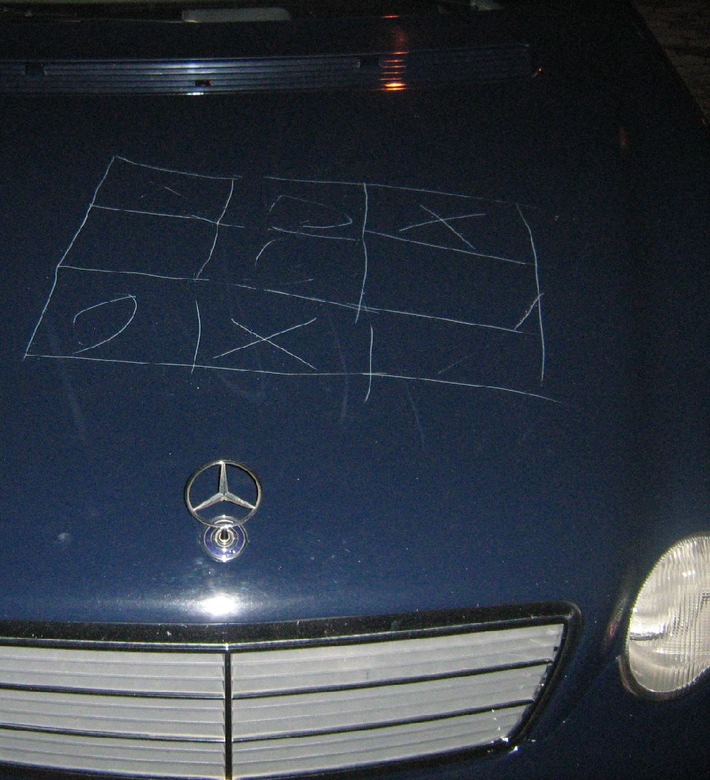 POL-H: Zeugenaufruf / Fotoveröffentlichung!
Unbekannte beschädigen Mercedes

K O R R E K T U R   der Fahrzeugfarbe im Text!