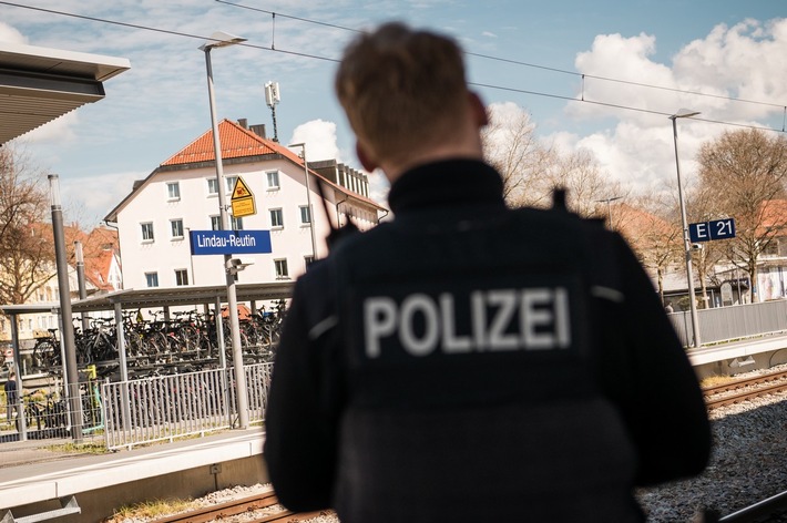 Bundespolizeidirektion München: Männer wollen ihre geschleusten Brüder bei der Polizei abholen/ Bundespolizei ermittelt gegen Schleuser