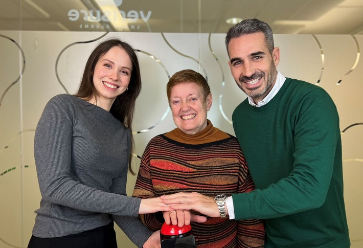 Kornelia Schröder vom Kinderschutzbund Ratingen (Mitte) startet zusammen mit Izabela Basalo und Jorge Vallejo von Verisure das Quiz mit Fragen zur Haussicherheit. Für jeden Teilnehmer spendet der Sicherheitsanbieter 10 Euro für ein Training, in dem Kinder lernen, bei Konflikten cool zu bleiben. / Weiterer Text über ots und www.presseportal.de/nr/134877 / Die Verwendung dieses Bildes für redaktionelle Zwecke ist unter Beachtung aller mitgeteilten Nutzungsbedingungen zulässig und dann auch honorarfrei. Veröffentlichung ausschließlich mit Bildrechte-Hinweis. Kornelia Schröder vom Kinderschutzbund Ratingen (Mitte) startet zusammen mit Izabela Basalo und Jorge Vallejo von Verisure das Quiz mit Fragen zur Haussicherheit. Für jeden Teilnehmer spendet der Sicherheitsanbieter 10 Euro für ein Training, in dem Kinder lernen, bei Konflikten cool zu bleiben. / Weiterer Text über ots und www.presseportal.de/nr/134877 / Die Verwendung dieses Bildes für redaktionelle Zwecke ist unter Beachtung aller mitgeteilten Nutzungsbedingungen zulässig und dann auch honorarfrei. Veröffentlichung ausschließlich mit Bildrechte-Hinweis.