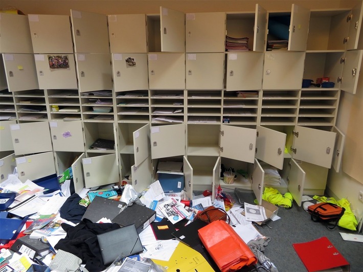 POL-OE: Unbekannte dringen in Schulgebäude ein