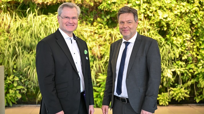 Vizekanzler Robert Habeck gemeinsam mit rheinland-pfälzischen Spitzenpolitikerinnen zu Besuch bei Werner & Mertz