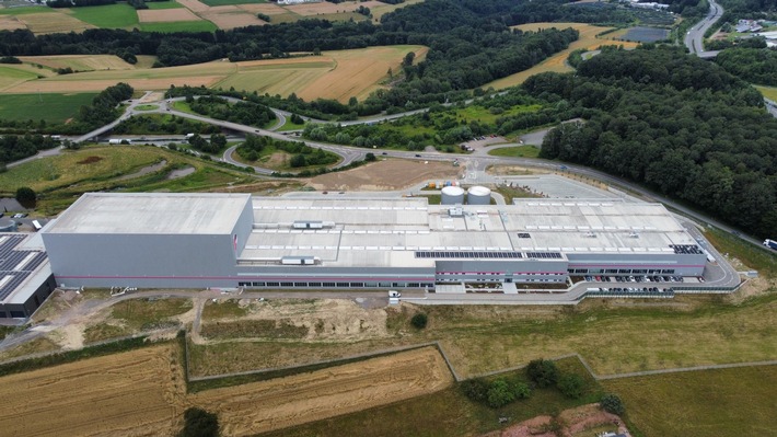 Communiqué de presse : La nouvelle usine de plaques de carton ondulé à Petersberg part en production