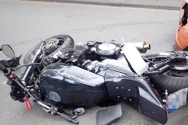 POL-DU: Beeck: Motorradfahrer nach Unfall in Lebensgefahr - Zeugen gesucht