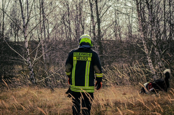 FW-NE: Nächtlicher Einsatz für Rettungshundestaffel | Feuerwehr Neuss findet vermisste Person wohlbehalten auf