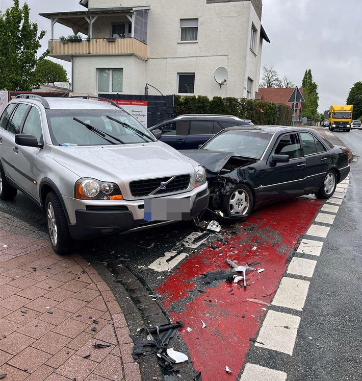 POL-HX: Abbiegevorgang endet mit drei beschädigten Fahrzeugen