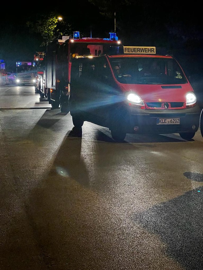 Feuerwehr Weeze: Erneuter Großeinsatz der Feuerwehr Weeze - Vegetationsbrand drohte auf Betreuungsunterkunft überzugreifen - Zwei Gebäude evakuiert