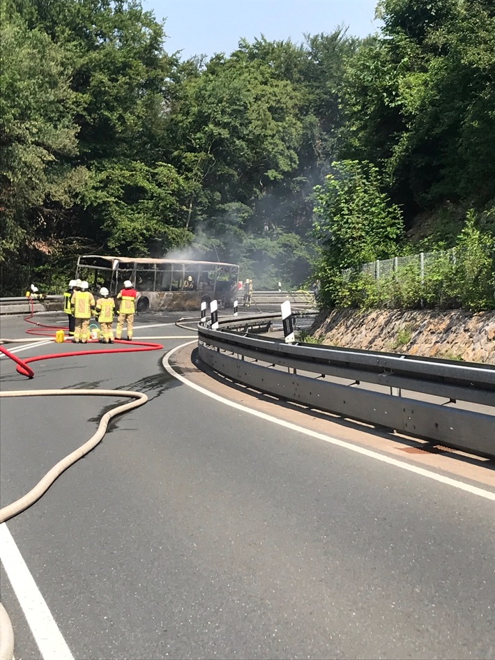 FW Lügde: Überörtliche Unterstützung bei einem Busbrand