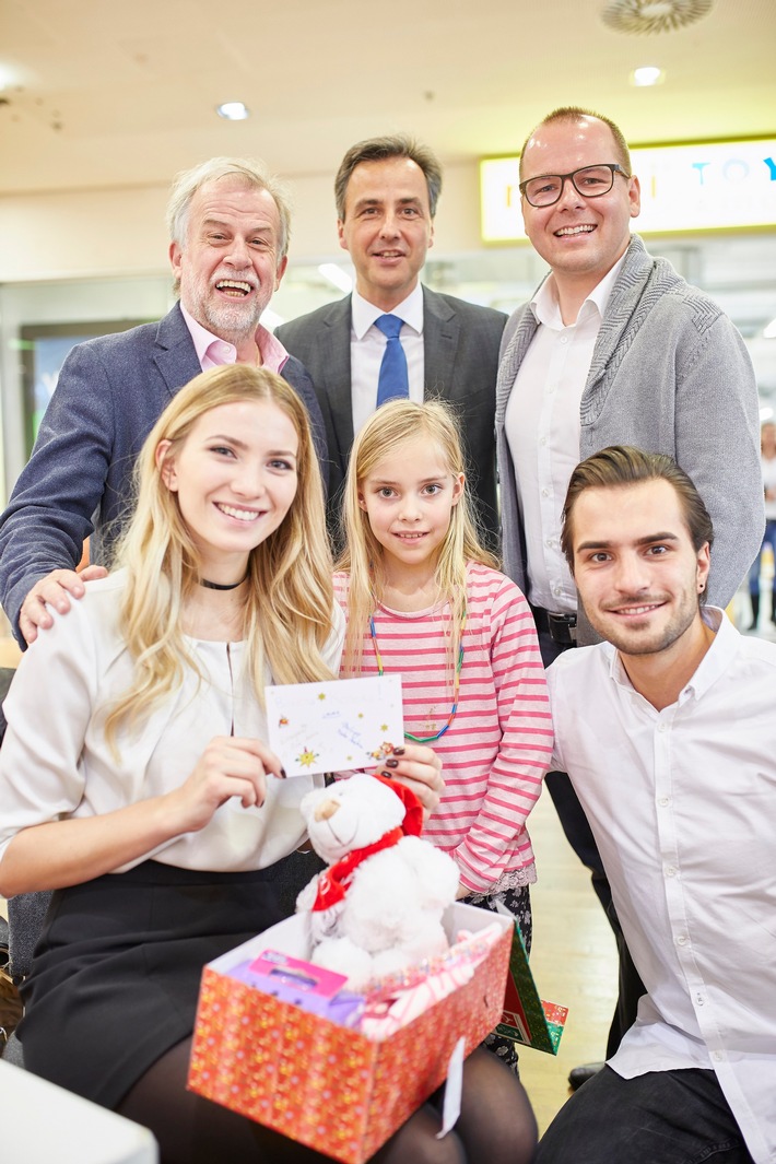 Österreichs schönstes Liebespaar beschenkt bedürftige Kinder / Grazer packen gemeinsam für "Weihnachten im Schuhkarton" (FOTO)