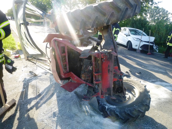 POL-PDWO: Traktor bei Zusammenstoß mit PKW umgekippt - Fahrer schwer verletzt
