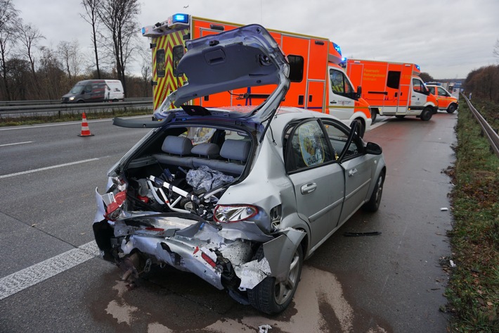 FW Ratingen: Schwerer Auffahrunfall auf der Autobahn - Vier Personen ins Krankenhaus