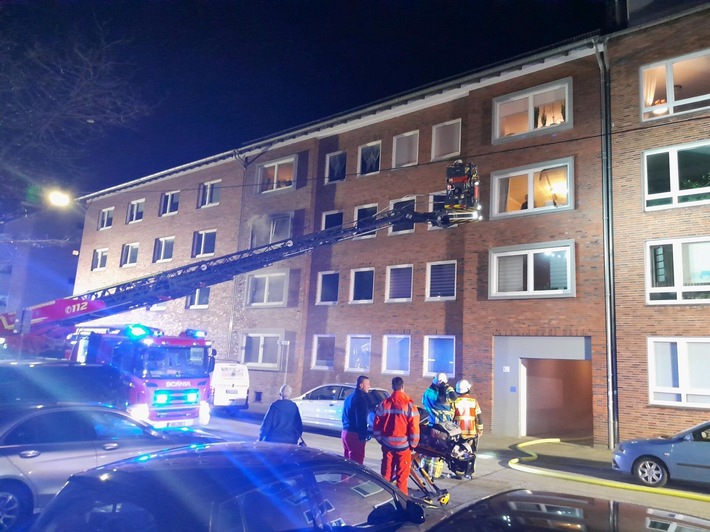 FW Bremerhaven: Küchenbrand in Bremerhaven Mitte-Süd: eine verletzte Person