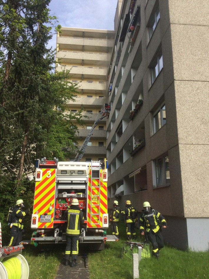 FW-BN: Ereignisreicher Vormittag für Feuerwehr und Rettungsdienst Bonn - Eingleisung einer Straßenbahn, Wohnungsbrand mit Menschenrettung und zahlreiche Rettungsdiensteinsätze