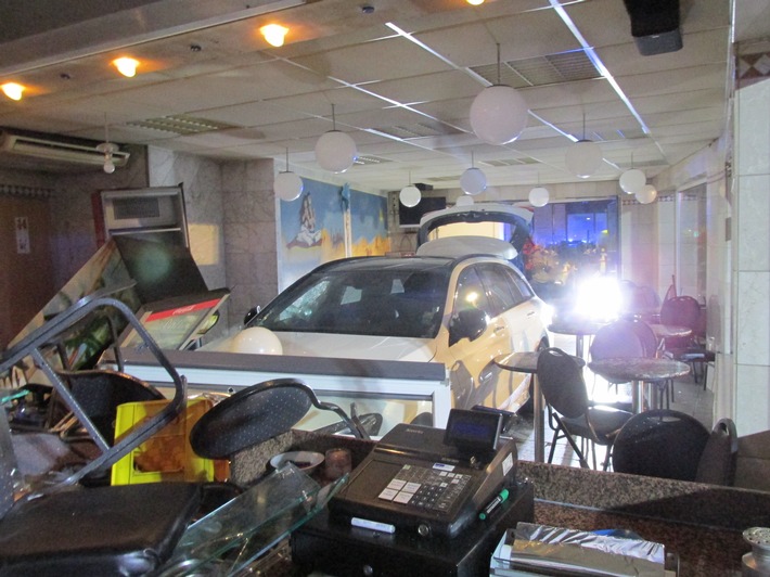 POL-HM: Auto fährt in ein Döner-Imbiss - ein Schwerverletzter