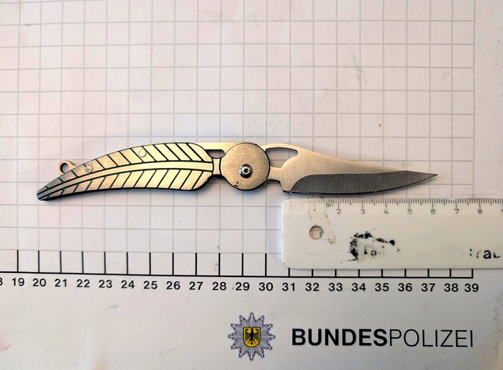 BPOL NRW: Bundespolizei stellt Messer und Tabletten bei Seniorin sicher