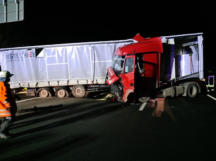 POL-GÖ: (461/2020) Lkw-Unfall auf der A 7; Autobahn in Richtung Kassel derzeit vollgesperrt