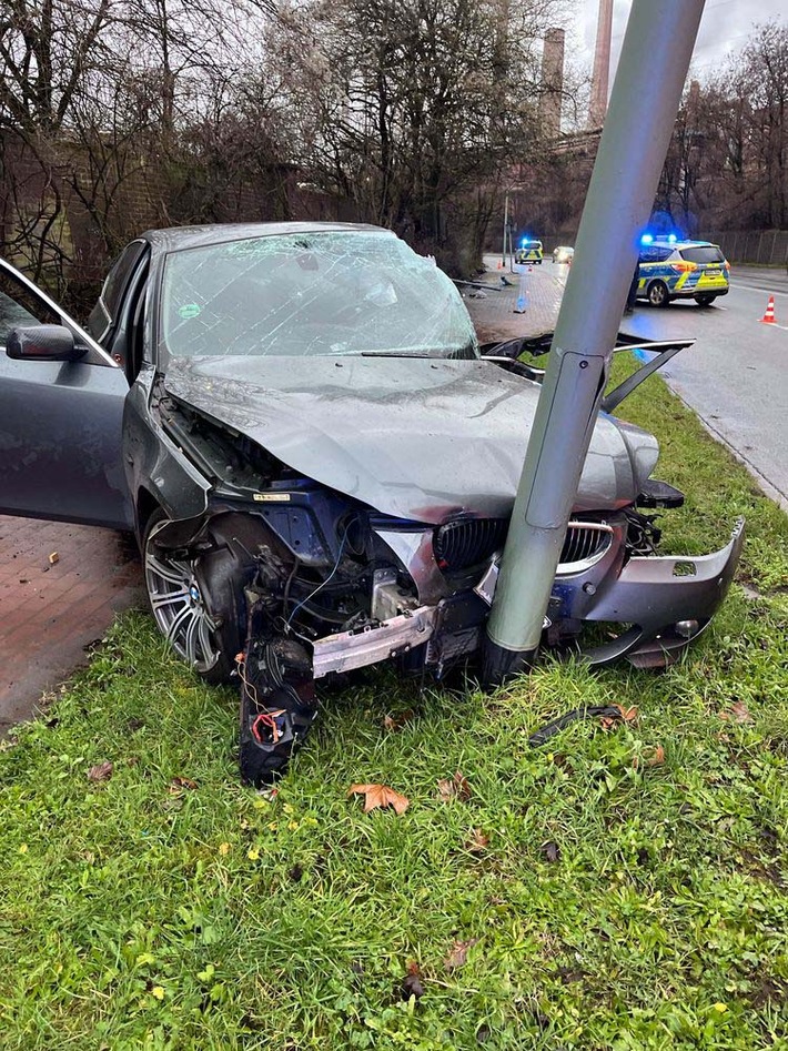 POL-DU: Marxloh: BMW kommt von Straße ab - Ein schwer Verletzter