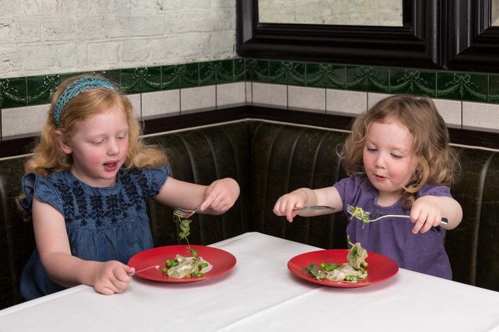 Essen gehen mit Kindern / Aktuelle Bookatable-Umfrage: Quengelnde Kinder im Restaurant, ungesundes Essen und genervte Gäste - was Eltern und Gastronomen tun können