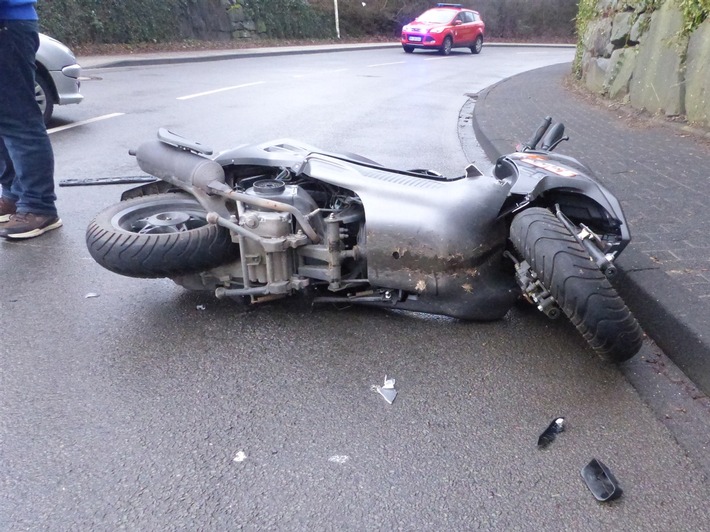 POL-GM: Motorrollerfahrerin bei Unfall schwer verletzt