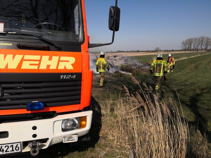 POL-STD: Gebüschhaufen und Baum geraten in Brand - Polizei sucht Zeugen