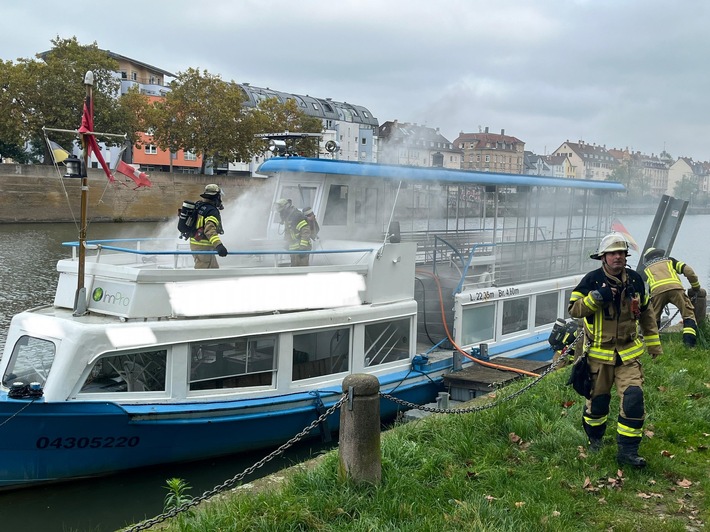 FW Stuttgart: Brand auf Ausflugsschiff