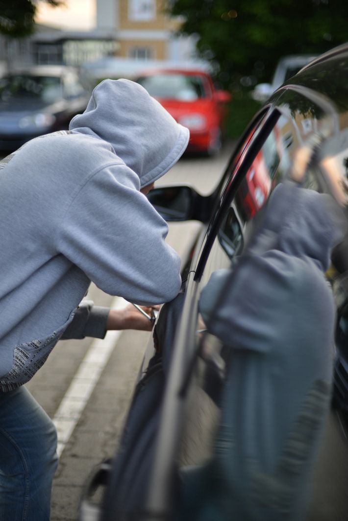 POL-PPTR: Unbekannte stehen Werkzeug aus Kastenwagen