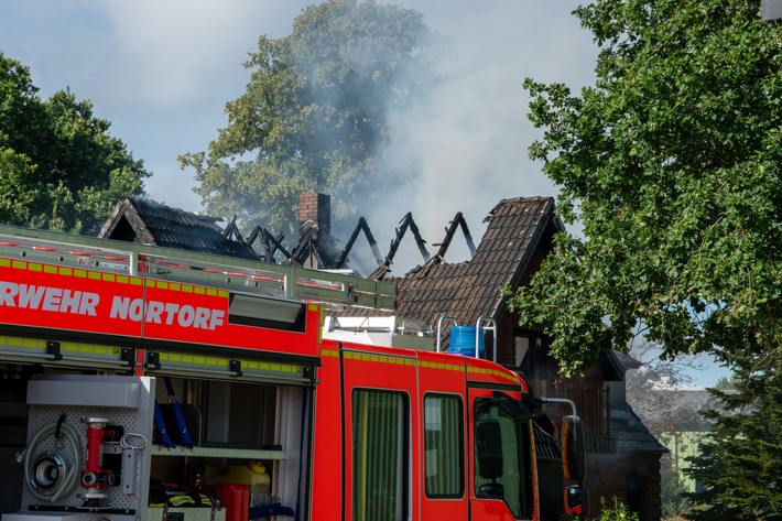 FW-RD: Feuer zerstört Wohnhaus in Nortorf - rund 100 Einsatzkräfte im Einsatz