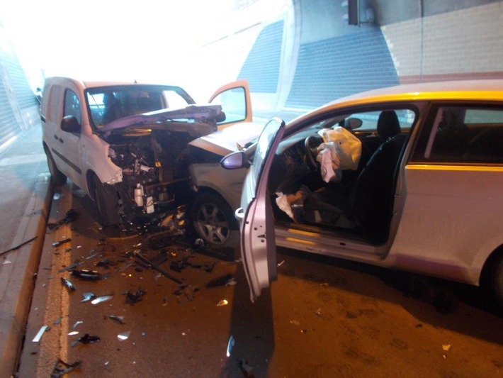 POL-PDLD: Verkehrsunfall mit zwei verletzten Pkw-Fahrern