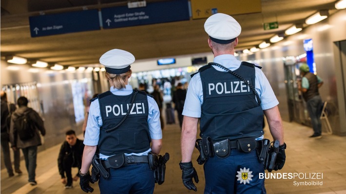 Bundespolizeidirektion München: Schwerer Unfall am Bahnhof Pasing / 18-Jähriger gerät zwischen Zug und Bahnsteigkante