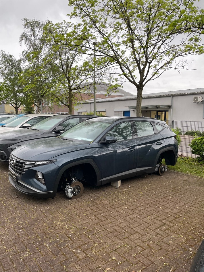 POL-PDKL: Acht Reifen und Felgen an Neuwagen entwendet