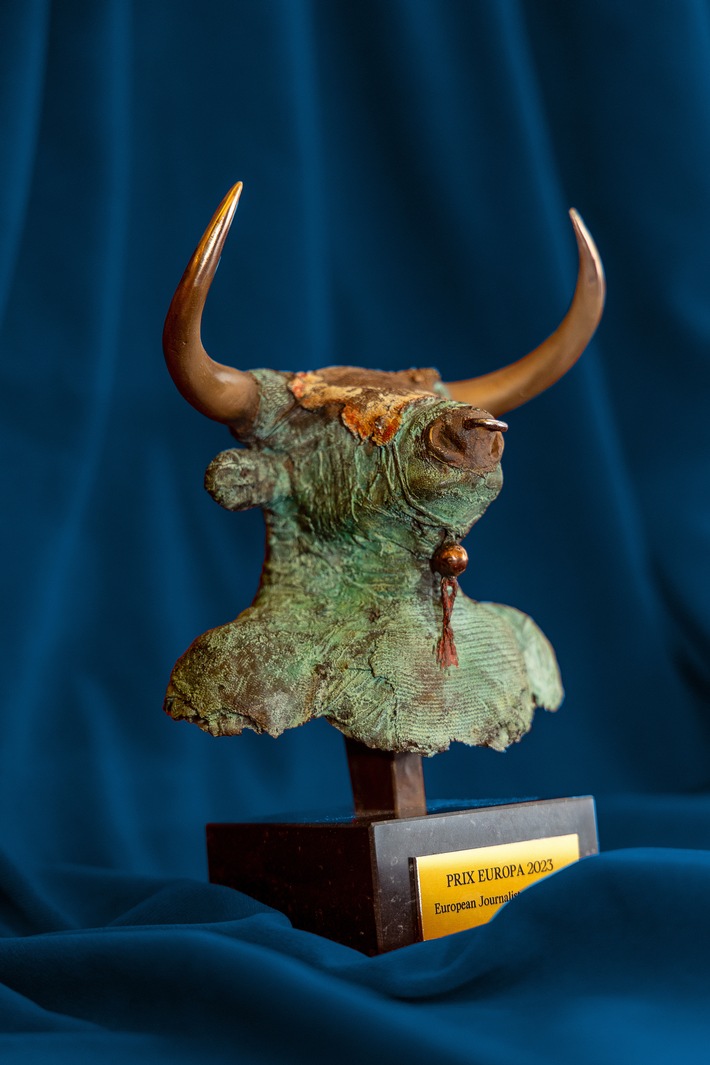 Trophy PRIX EUROPA European Journalist of the Year 2023_Copyright_Mateusz Skora:PRIX EUROPA_SMAL.jpg