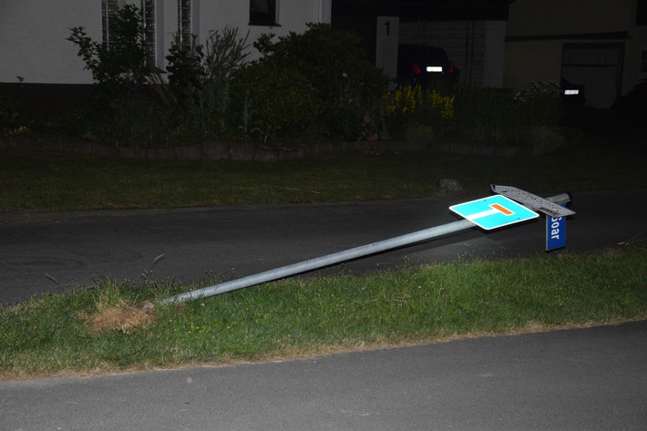 POL-HF: Unfallflucht unter Alkoholeinfluss- Straßenschild umgefahren