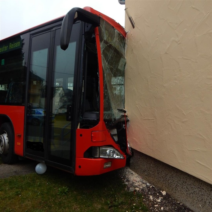 POL-PDMY: Führerloser Linienbus prallt gegen Hauswand