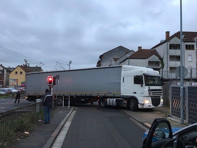 POL-PDNW: LKW wird durch Navi falsch gelotst und blockiert Bahnhübergang