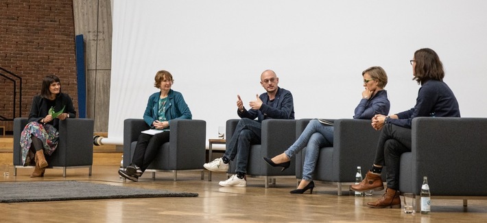 Für eine nachhaltige Digitalisierung: 2.500 Teilnehmer*innen auf Konferenz „Bits & Bäume“