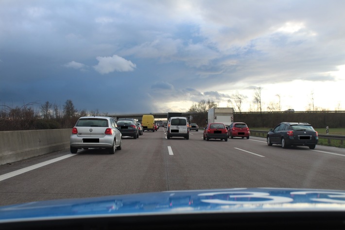 POL-OG: Offenburg, A 5 - Bei Aquaplaning ins Schleudern geraten - Rettungsgasse? Fehlanzeige!