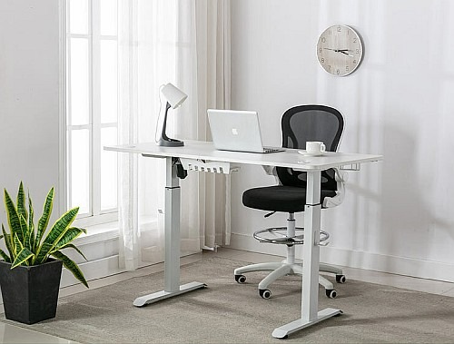 Einfache Höhenverstellung für Bürotätigkeiten: General Office Elektrisch höhenverstellbarer Schreibtisch, weiß, schwarz und Holzoptik