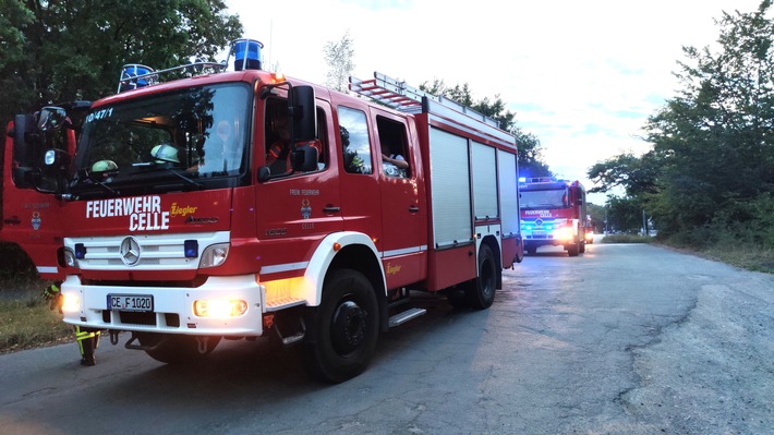 FW Celle: Zwei gleichzeitige Einsätze am Sonntagabend - Rauchentwicklung in Wald und aus Gebäude