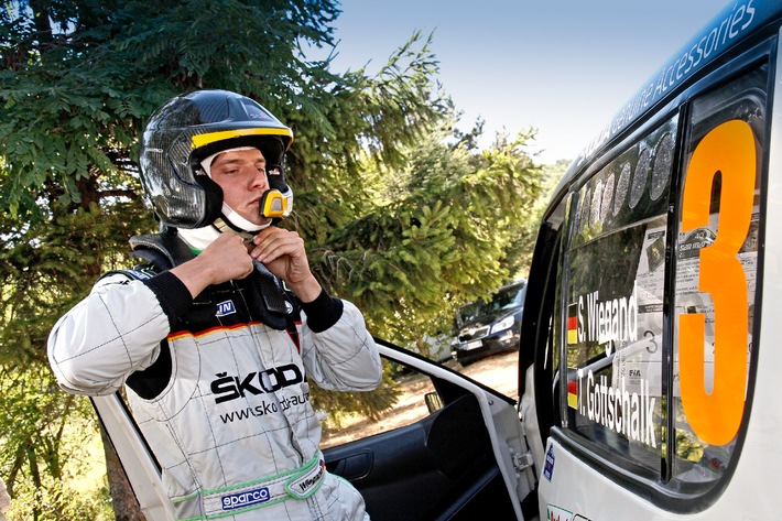 Sepp Wiegand startet bei der ADAC Rallye Deutschland auf einem SKODA Fabia S2000 im Team von Volkswagen Motorsport (BILD)