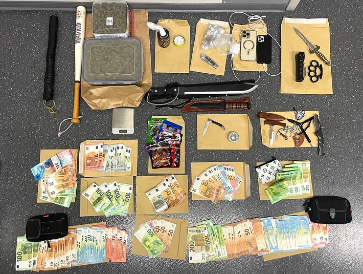 POL-K: 250813-4-K Drogen am Steuer: Brennpunktteam Kalk greift ein - Ermittlungen führen noch am selben Tag zur Festnahme des mutmaßlichen Dealers - Waffen sichergestellt, Festnahme