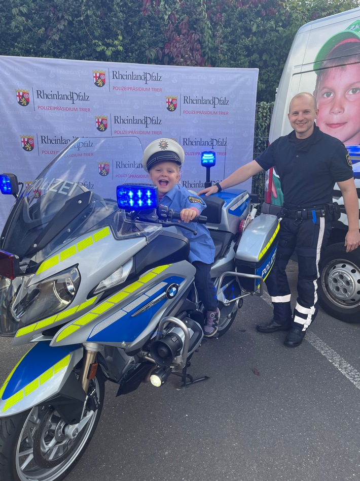 POL-PPTR: Weltkindertag in Saarburg - Polizeiverkleidungswerkstatt begeistert die Jüngsten aus Saarburg
