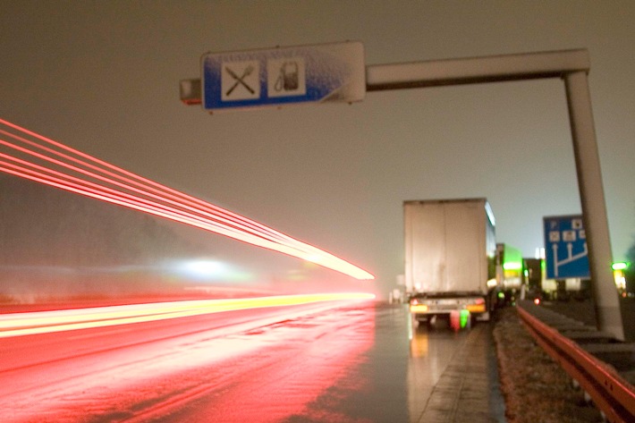 Über 31.000 Lkw Parkplätze fehlen entlang den Deutschen Autobahnen
/ VEDA-Analyse bringt jetzt Klarheit  - Strategiewechsel ist notwendig