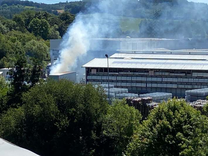 FW Menden: Brand in Lagerhalle - Sechs Leichtverletzte